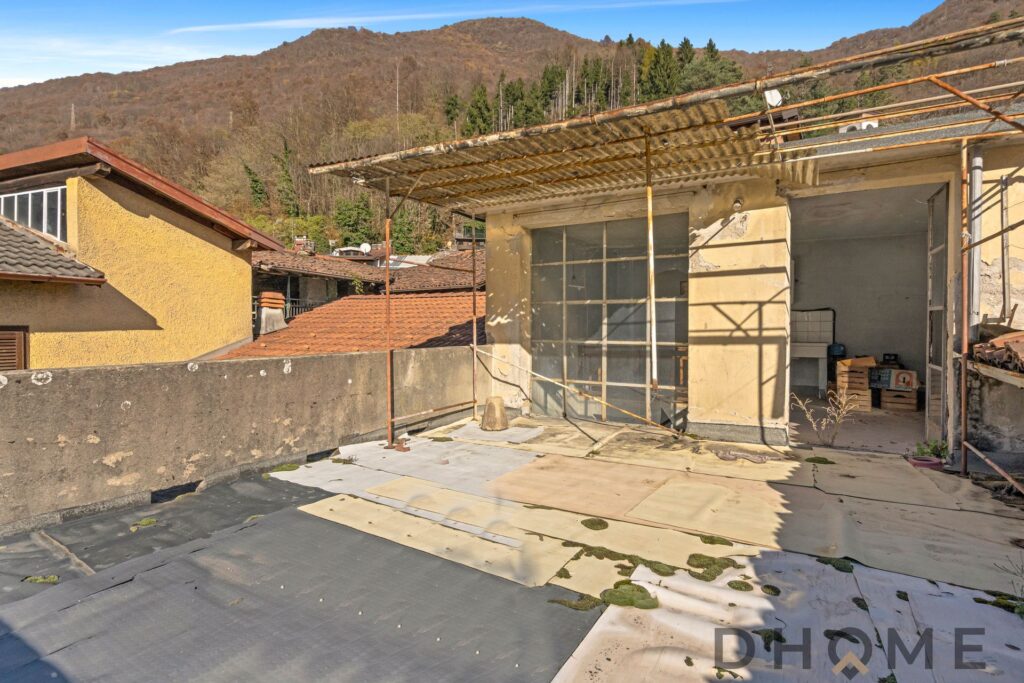 Edificio in fase di ristrutturazione con scaffalature e copertura temporanea.