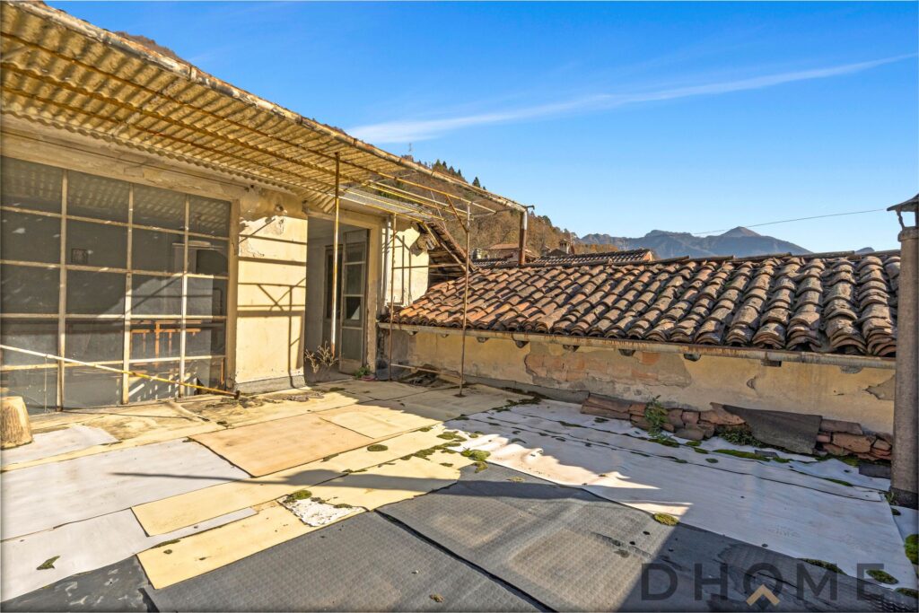 Terreno con vista e tetto ristrutturato, ideale per investimento o residenza.