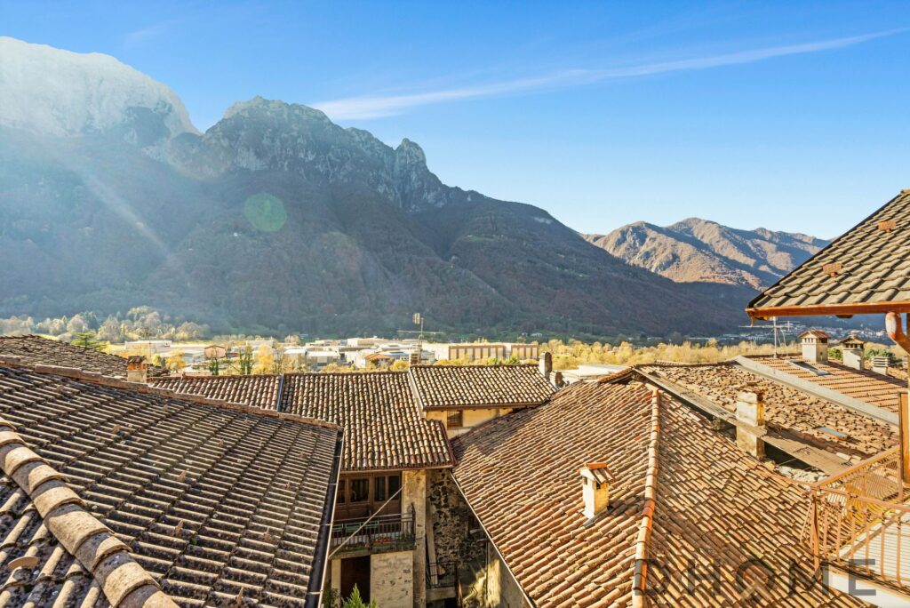 Vista panoramica sulle case di Primaluna e le montagne circostanti.