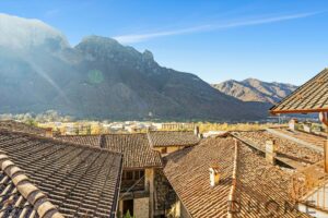 Vista panoramica sulle case di Primaluna e le montagne circostanti.