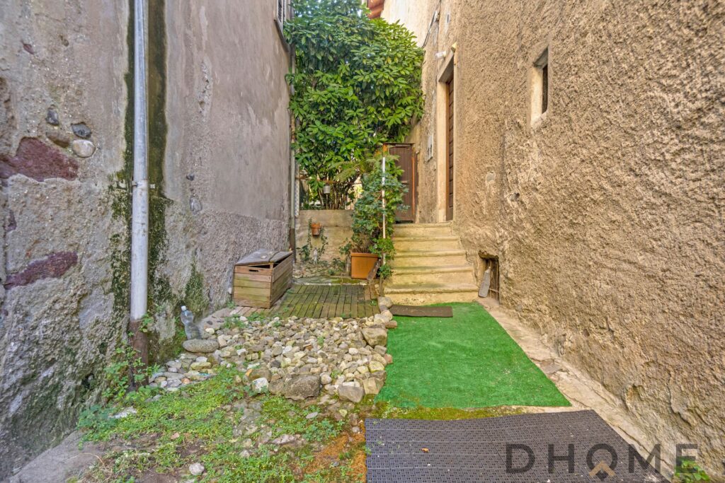 Soluzione indipendente in vendita a Primaluna, ingresso con giardino privato e accesso diretto.
