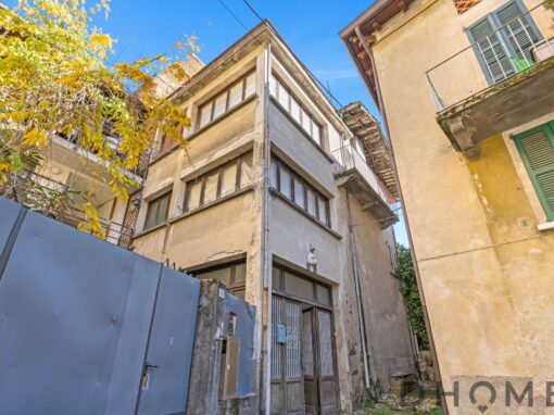 Indipendente in vendita a Primaluna, casa su più livelli con spazio esterno e ottime potenzialità.