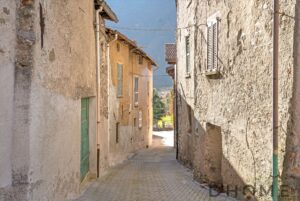 Casa indipendente in vendita a Primaluna, con spazio esterno e posizione centrale.