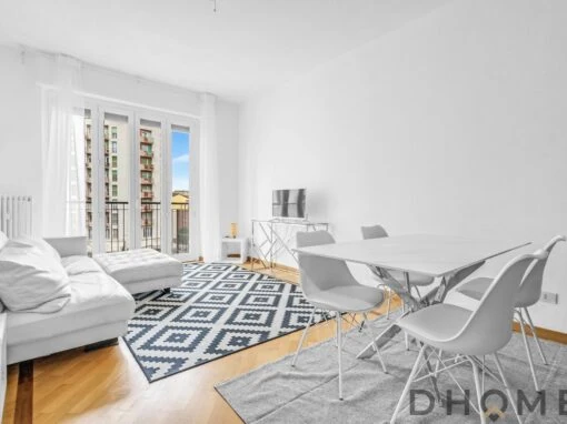 Ampio bilocale in affitto a Piazza Santissima Trinità Arena, Milano, con soggiorno luminoso e arredi.