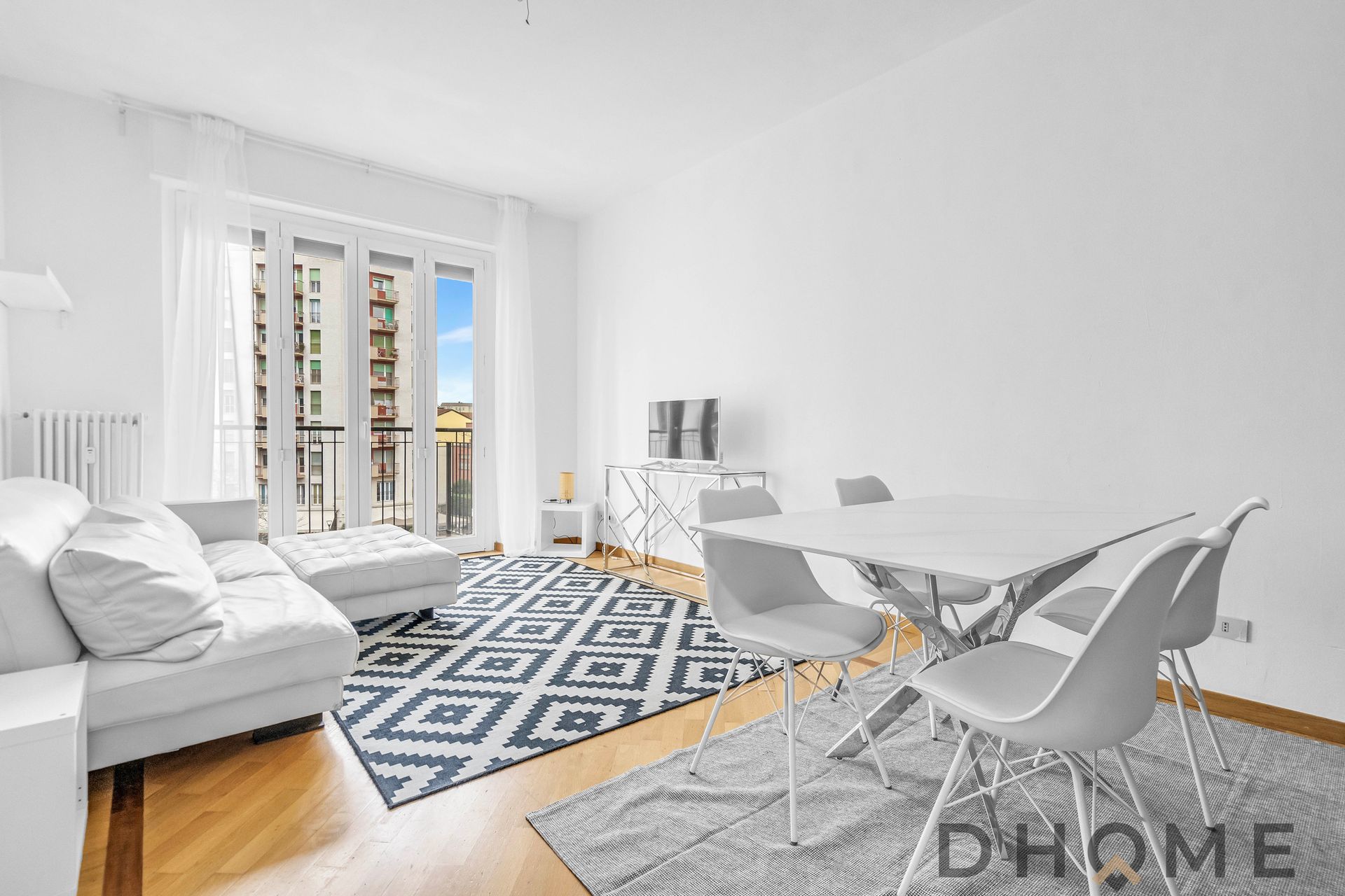 Ampio bilocale in affitto a Piazza Santissima Trinità Arena, Milano, con soggiorno luminoso e arredi.