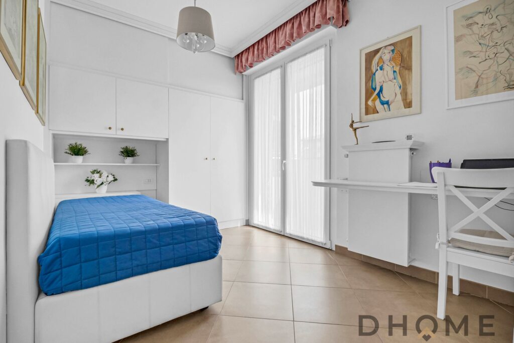 Ampio trilocale in vendita a Giussano, finemente rifinito, con arredi moderni e luminoso ambiente.