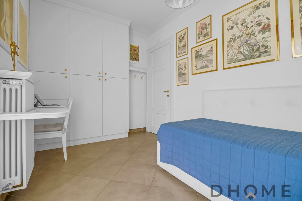 Camera da letto moderna e ben rifinita con pareti decorate.