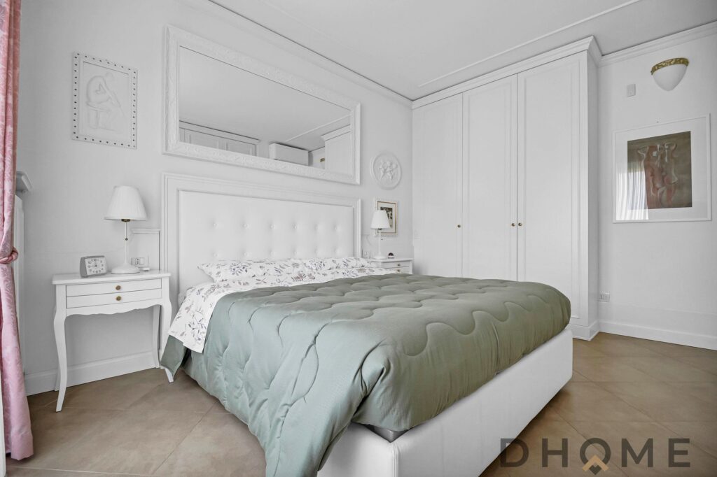 Camera matrimoniale elegante e luminosa in trilocale a Giussano. Finiture di alta qualità e arredi m.