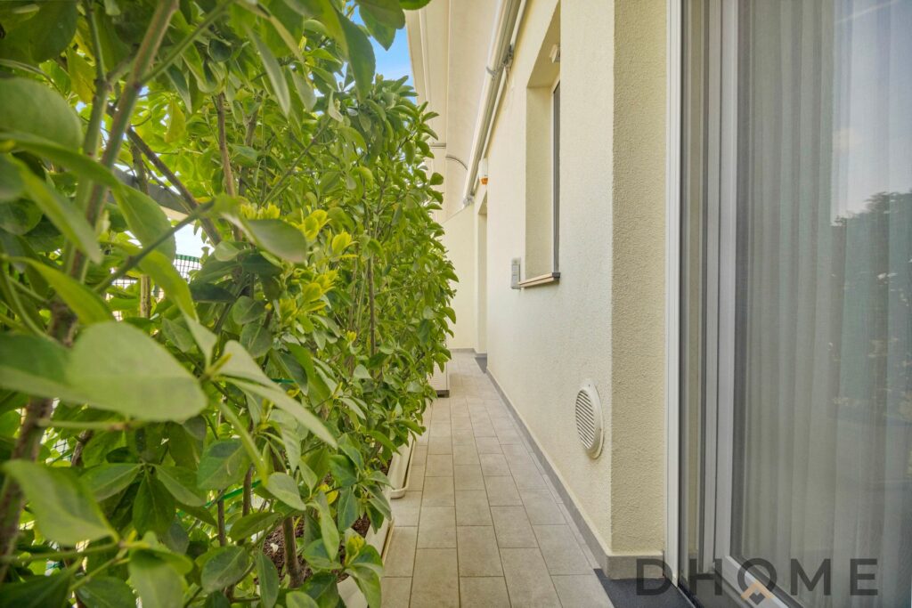 Balcone ampio e luminoso con vista sul giardino.