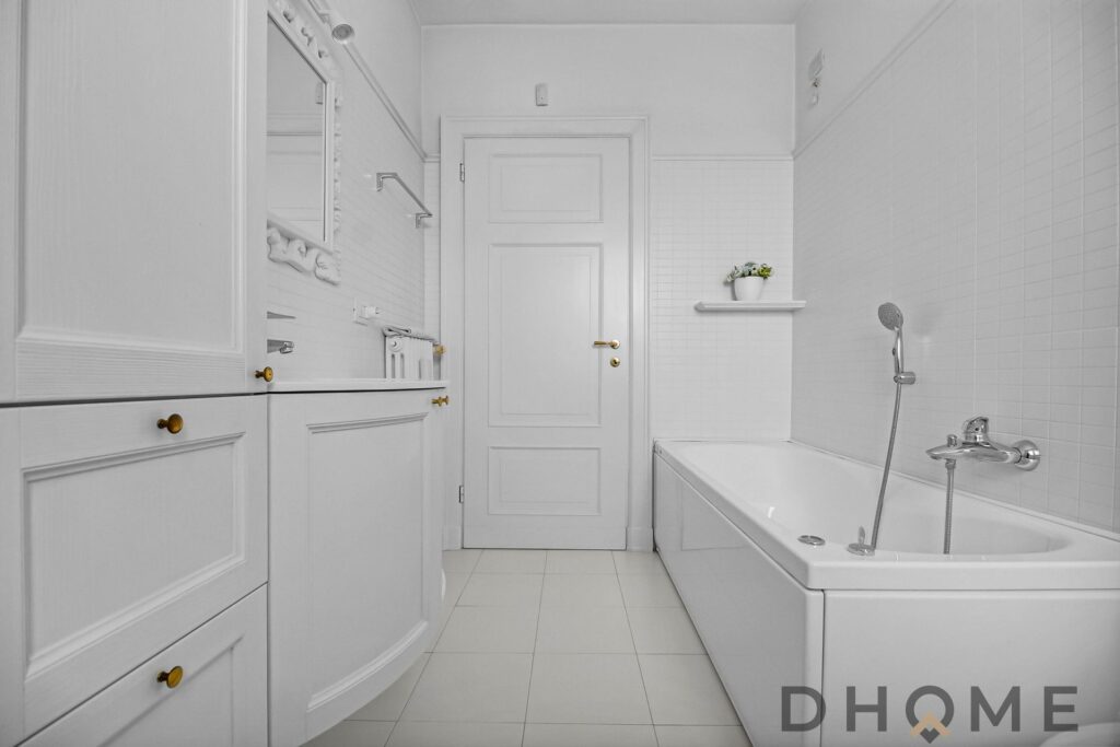 Bagno spazioso e raffinato con vasca e accessori moderni.