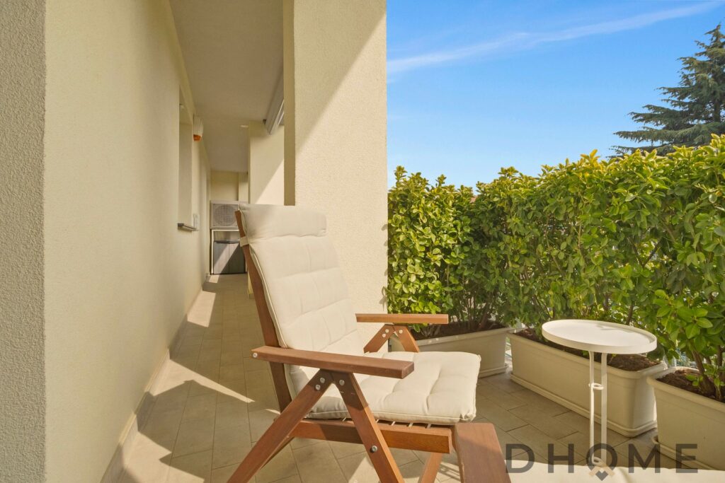 Balcone con vista su giardino e spazio esterno.