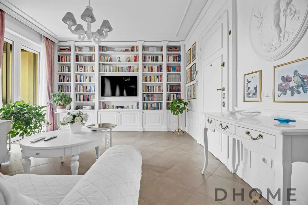 Ampio soggiorno con libreria e TV, finemente rifinito, in un appartamento a Giussano.