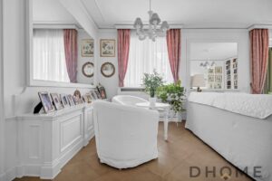 Ampio trilocale finemente rifinito a Giussano, ideale per famiglie, con arredi eleganti e luminosi.