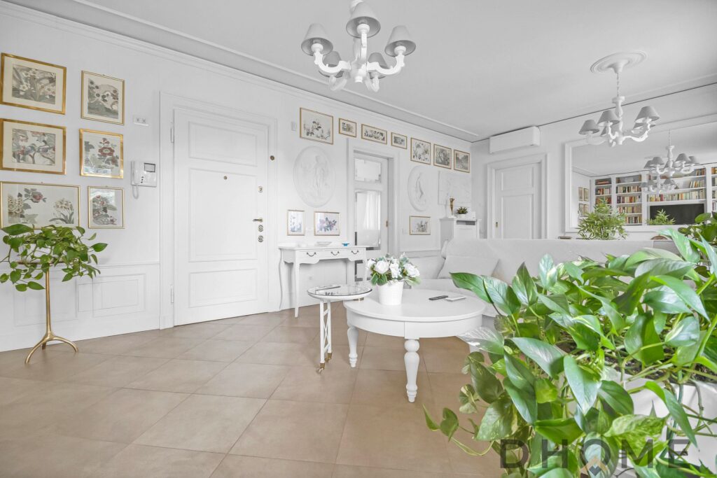 Ampio soggiorno elegante con arredi raffinati e dettagli raffinati.