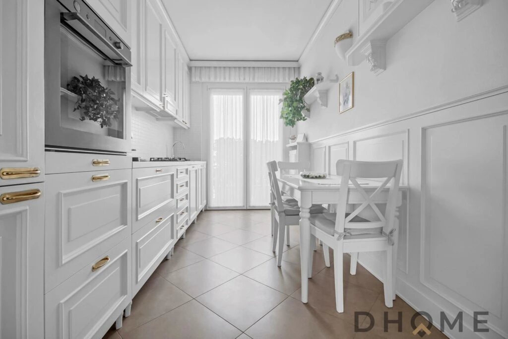 Cucina elegante e spaziosa con finiture di alta qualità, ideale per vivere in un ampio trilocale a G.