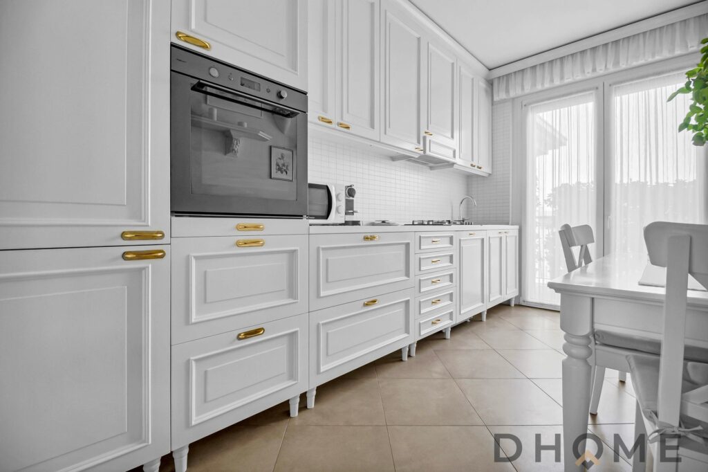 Cucina moderna e luminosa in appartamento finemente rifinito.