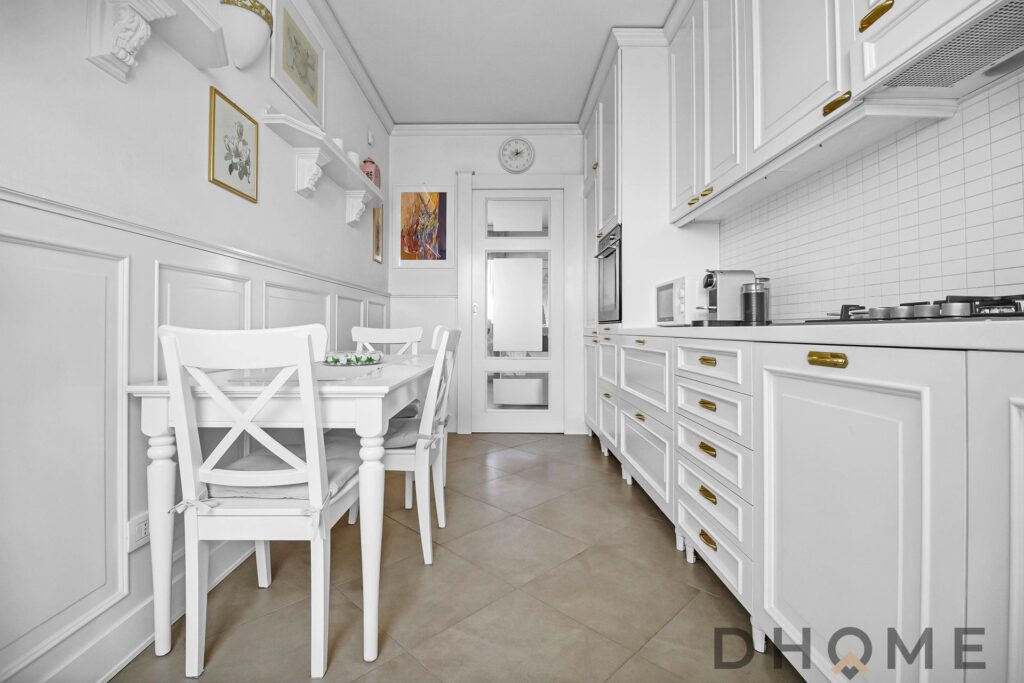 Cucina raffinata e luminosa in appartamento trilocale a Giussano, finemente rifinita e funzionale.