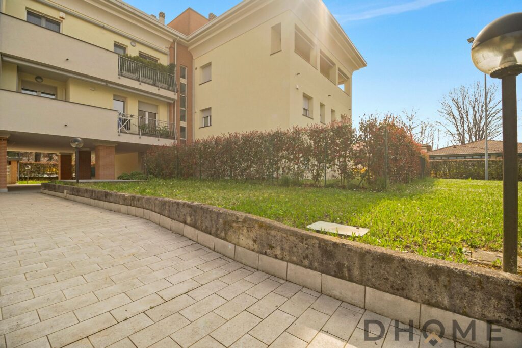 Appartamento trilocale in vendita a Giussano, finemente rifinito e spazioso, con giardino e balconi.