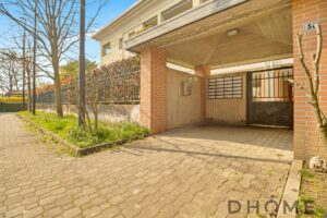 Garage coperto in zona residenziale a Giussano, ideale per auto e deposito.