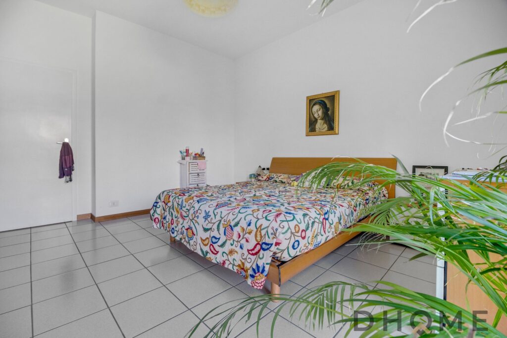 Appartamento luminoso con camera da letto e arredi moderni a Como. Posizione strategica vicino a ser.