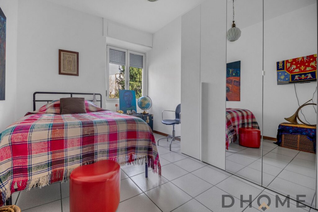 Appartamento luminoso con camere spaziose e arredi moderni a Como, ideale per investimento o residen.