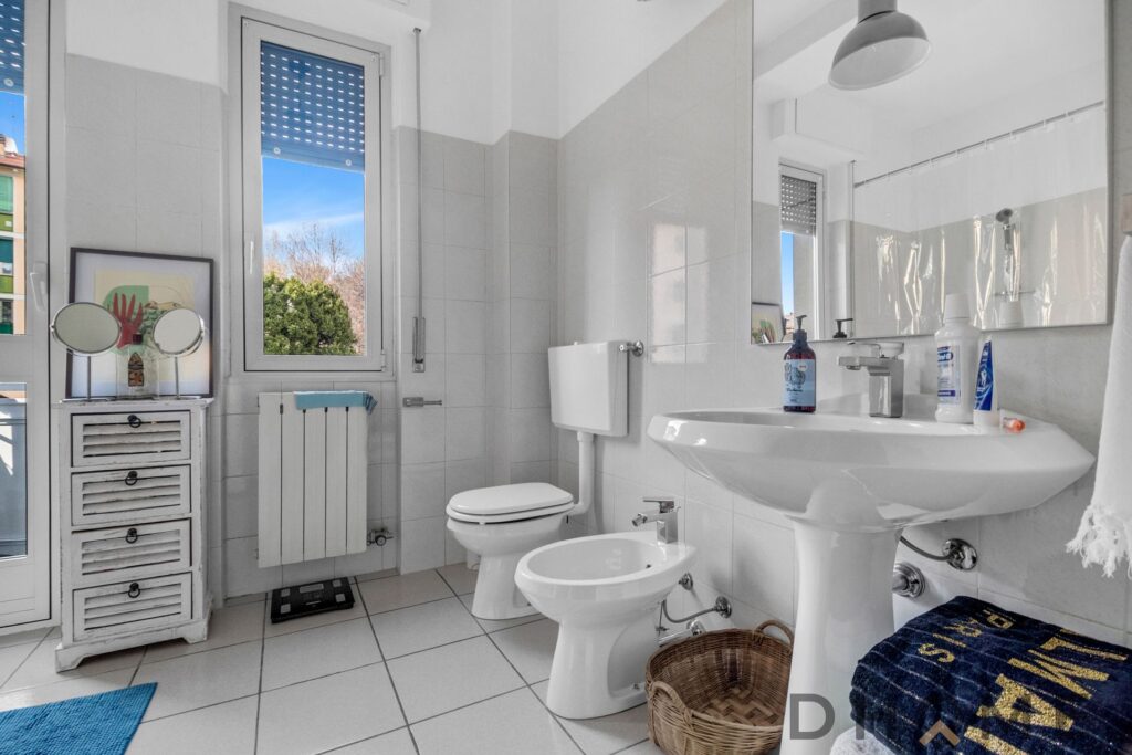 Bagno luminoso e spazioso in trilocale a Como, zona centrale e ben servita.