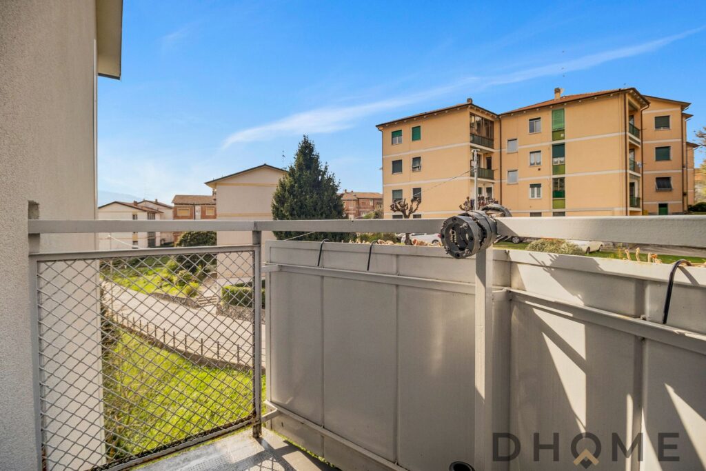 Balcone con vista su quartiere residenziale a Como, luminoso e spazioso.