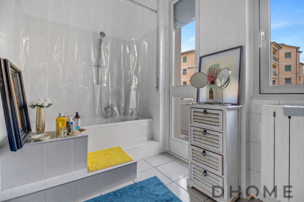 Lavabo e bagno luminoso in trilocale a Como, zona strategica, con finestra e arredi moderni.