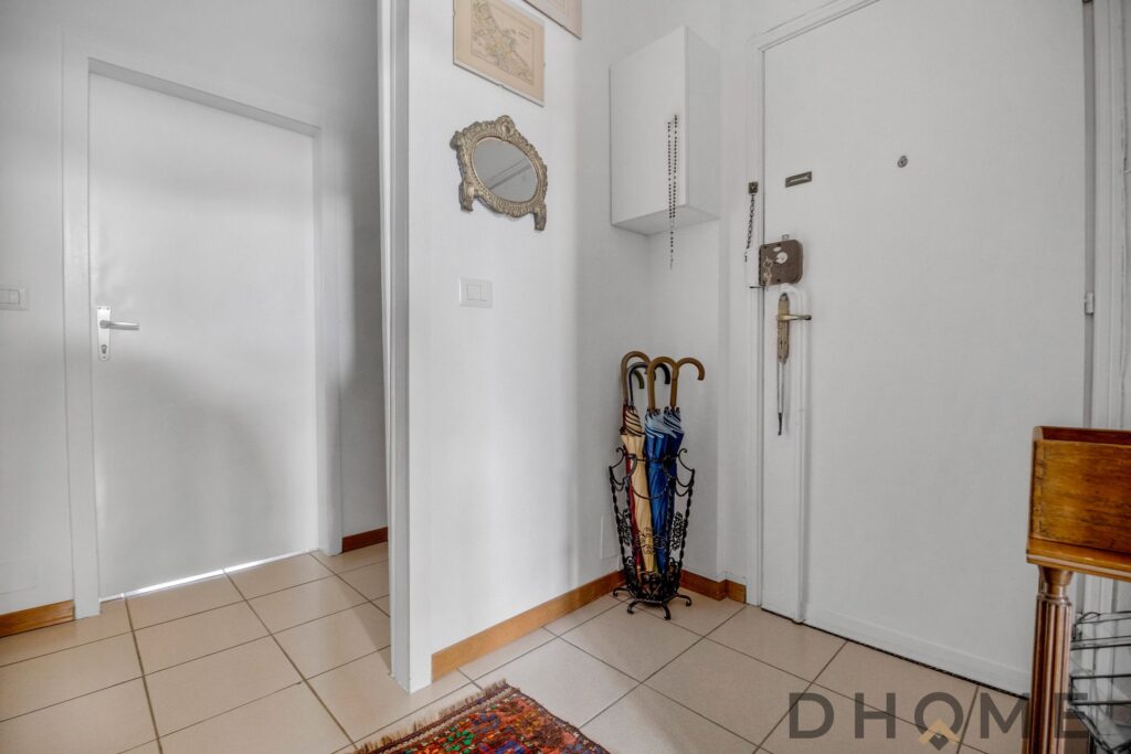 Ingresso luminoso e accogliente in un trilocale in vendita a Como, zona strategica e ben collegata.