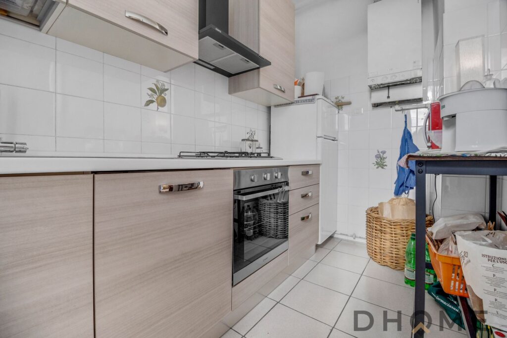 Cucina luminosa e funzionale in appartamento trilocale in vendita a Como, zona strategica e ben serv.