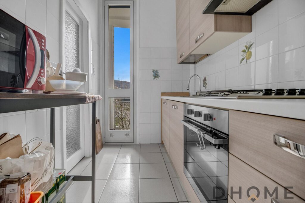 Cucina luminosa e moderna in trilocale in vendita a Como, zona centrale e ben servita.