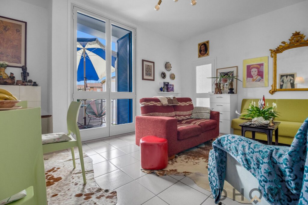 Appartamento luminoso in vendita a Como, zona strategica, con soggiorno spazioso, balcone e arredi v.