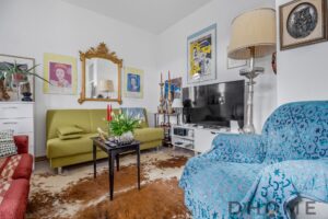 Appartamento luminoso con soggiorno, zona pranzo e decorazioni artistiche a Como.