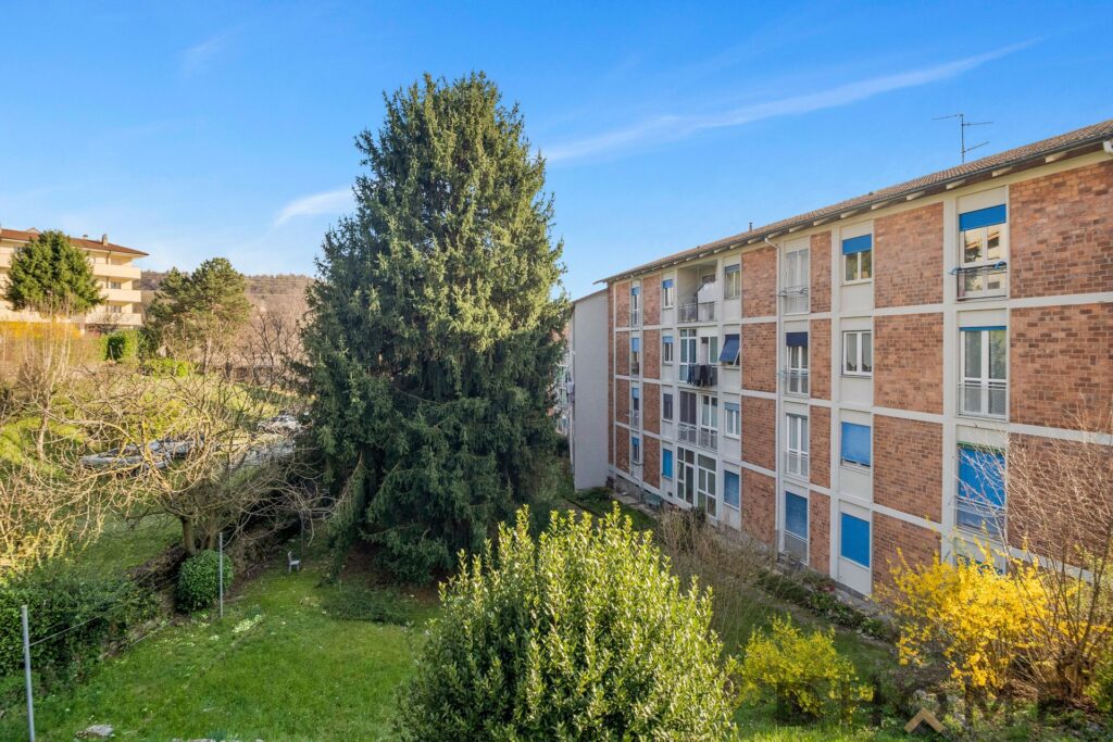 Appartamento luminoso a Como con vista su giardino e natura circostante. Posizione strategica vicino.