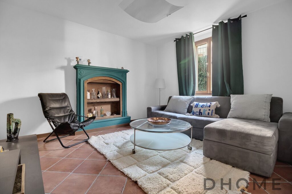 Interno soggiorno con divano e mobili eleganti, ideale per bilocale con giardino privato a Margno.