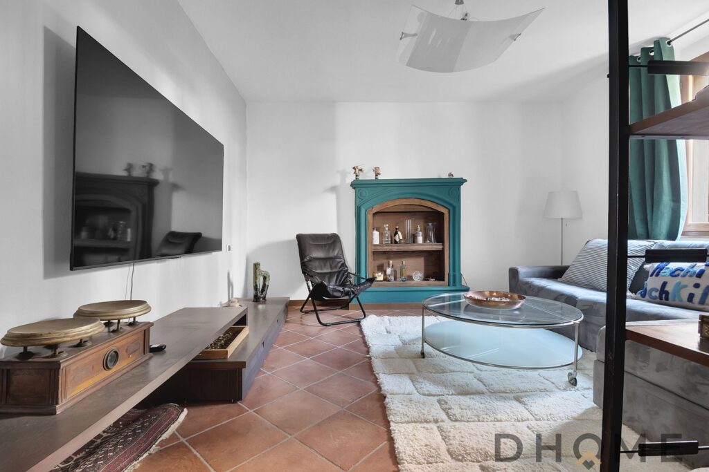 Appartamento bilocale con soggiorno e giardino privato in vendita a Margno, senza spese condominiali.