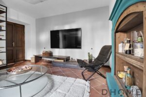 Appartamento bilocale con giardino privato, ideale per relax e comfort.