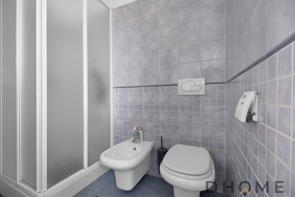 Bagno moderno in appartamento con giardino privato a Margno.