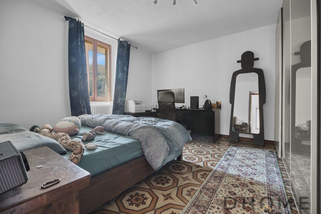 Camera da letto con arredi moderni e decorazioni accoglienti in un bilocale con giardino privato a M.