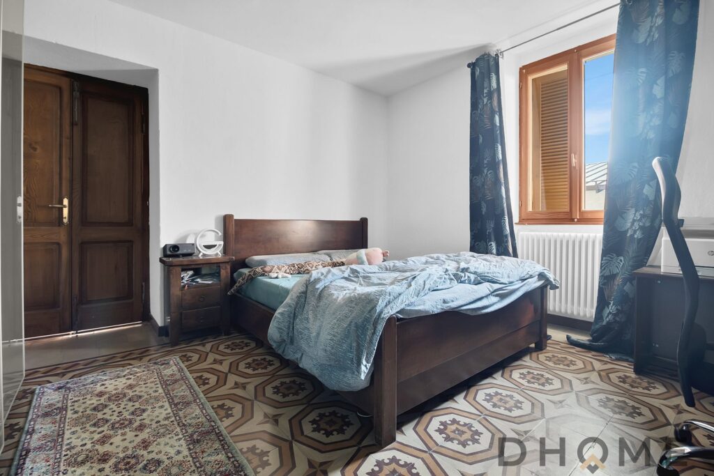 Camera da letto spaziosa con arredi eleganti e luce naturale.