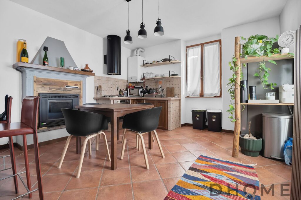 Casa con cucina moderna e soggiorno luminoso a Margno.
