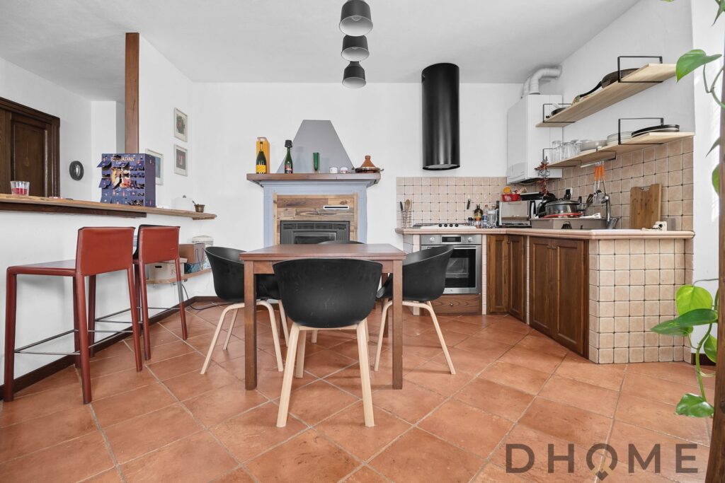 Ampio soggiorno con zona pranzo, perfetto per momenti di convivialità.