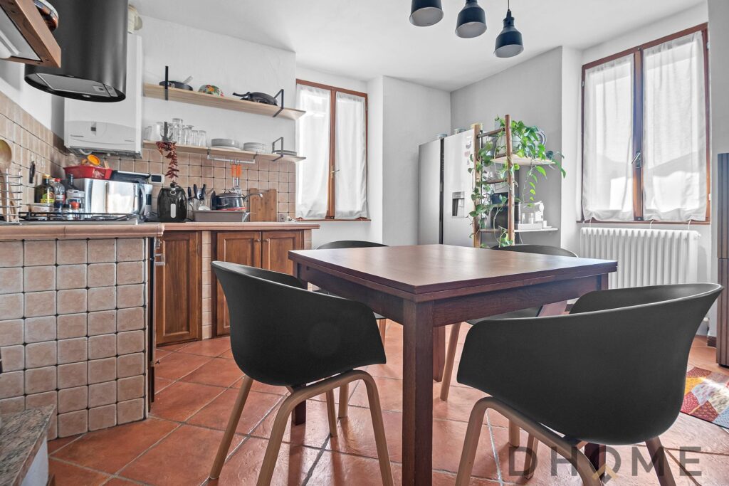 Appartamento bilocale con giardino privato in vendita a Margno, ideale per relax e vita all'aperto.