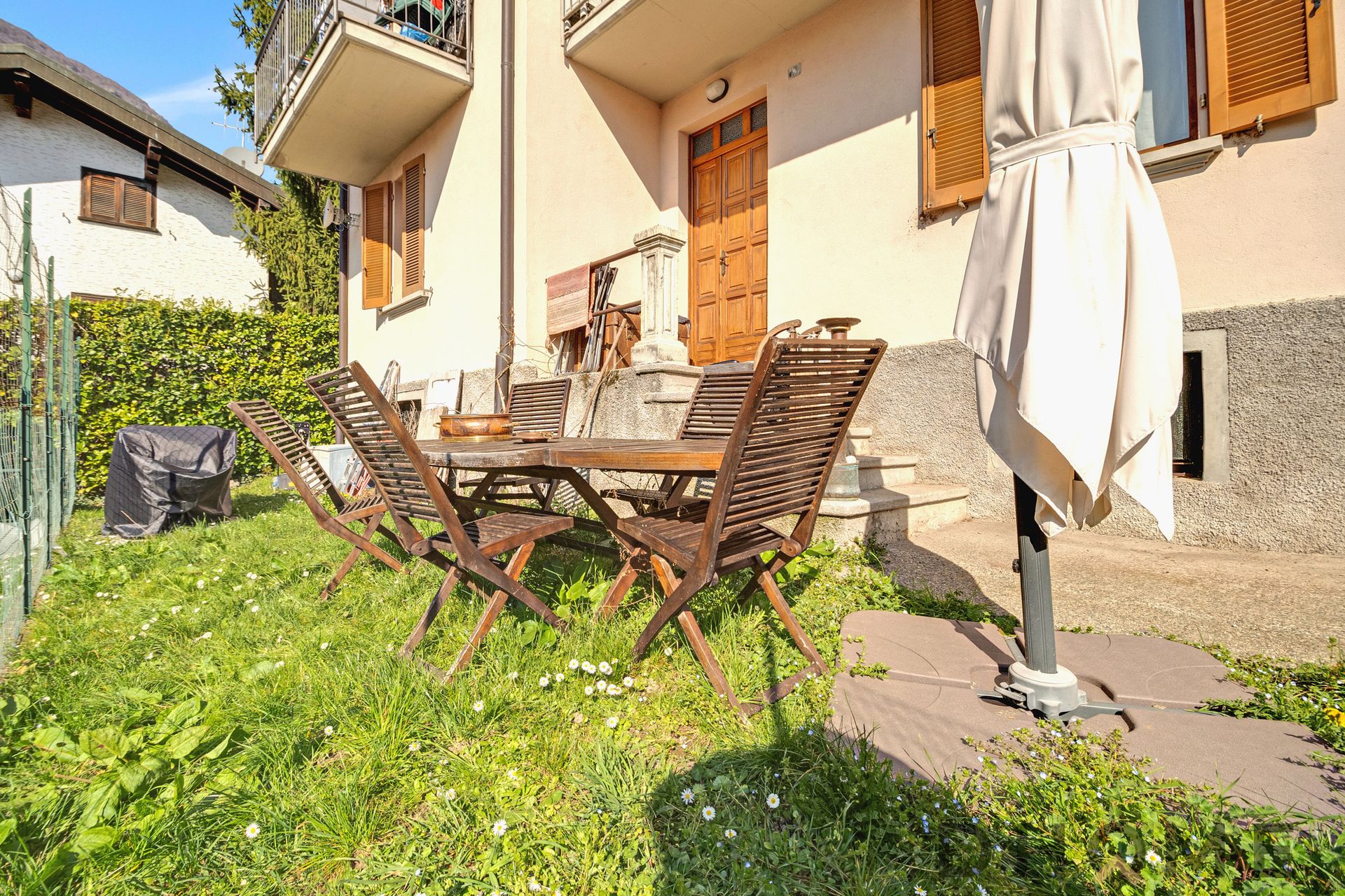 1 Casa con giardino privato a Margno, senza spese condominiali.