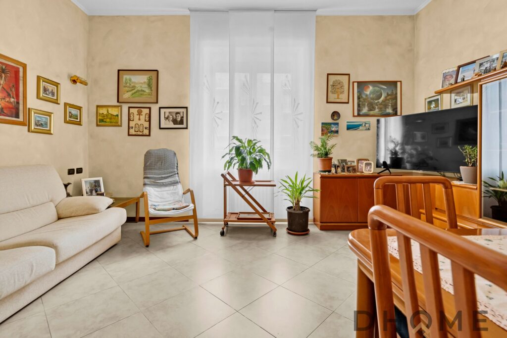 Appartamento in vendita a Milano in Via dei Tulipani, soggiorno con arredi moderni e spaziose zone l.