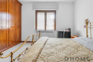 Villa singola con camera da letto e arredi classici.