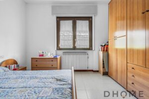 Camera da letto con armadio e finestra luminosa.