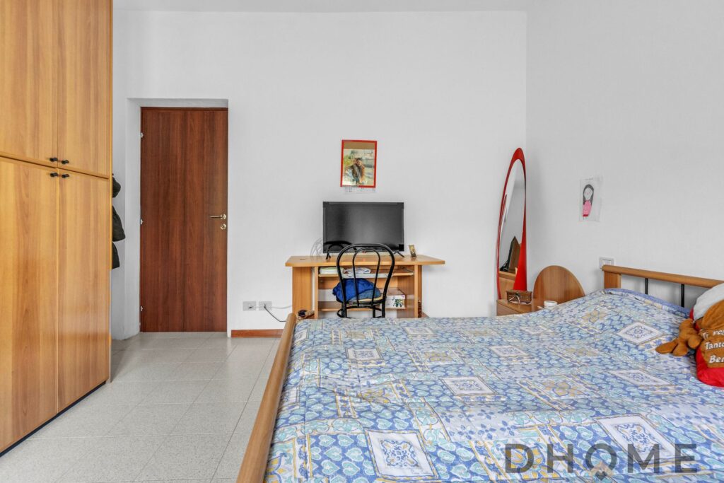 Villa singola in vendita a Madone, con interni accoglienti e ampio spazio esterno.