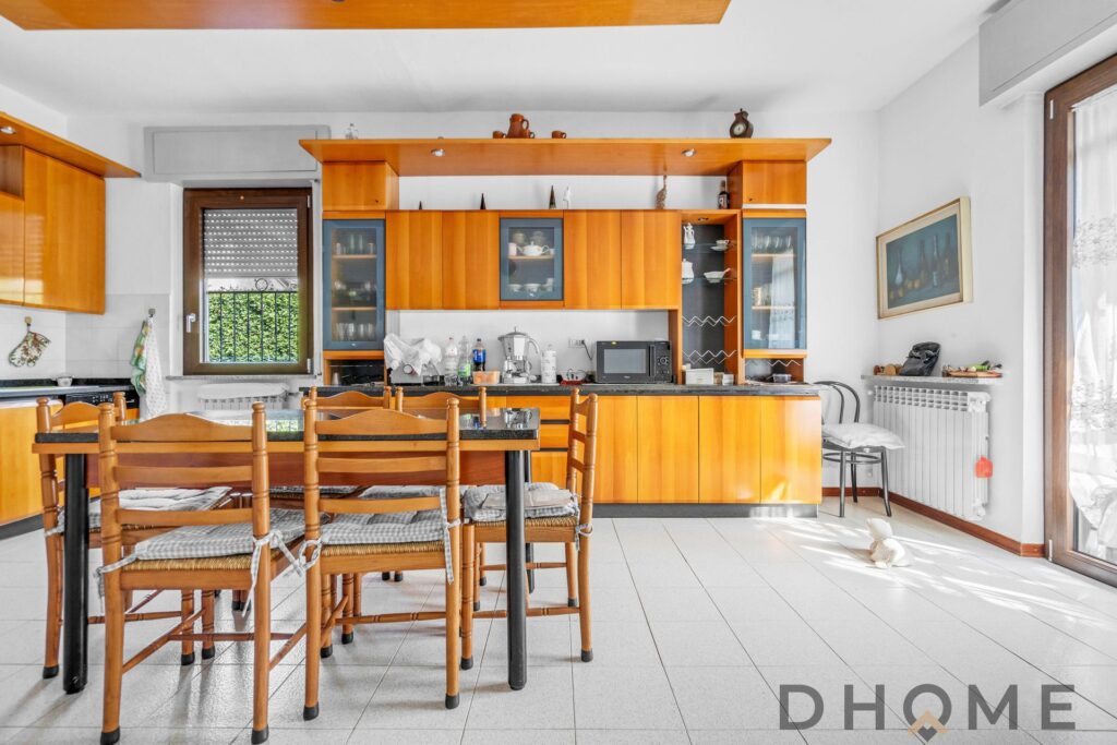 Villa singola in vendita a Madone con cucina moderna e spaziosa.