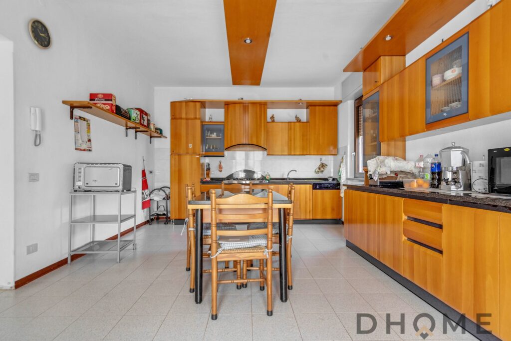 Villa singola in vendita a Madone con cucina spaziosa e arredi in legno.